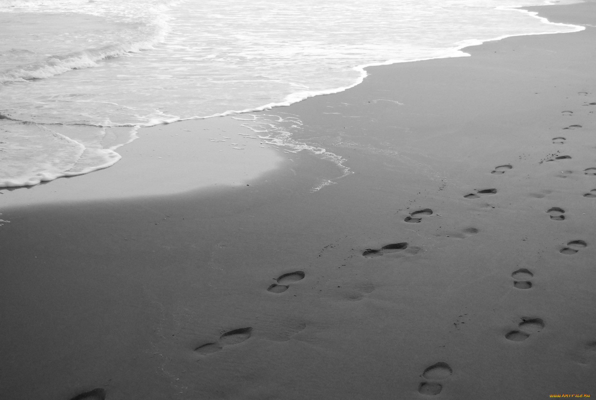 Грустью море не. Море чб. Серый пляж. Грустный на пляже. Море с черным песком.